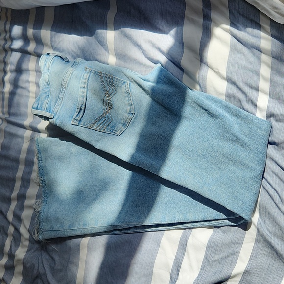 Idyllwind Women's Melbourne Medium Wash High Risin Distressed Bootcut Jeans - Picture 3 of 7